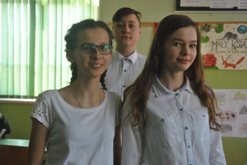 Egzamin gimnazjalny 2018 w Lesznie - gimnazjaliści "trójki" o części językowej [ZDJĘCIA]