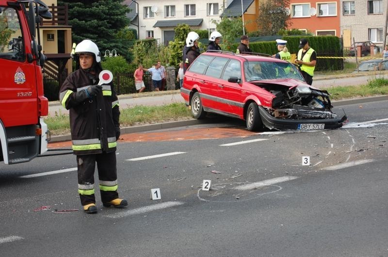 Po wypadku na ulicy Gdańskiej w Bytowie utrudnienia w ruchu [ZDJĘCIA]