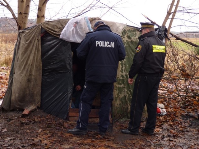 Policjanci sprawdzają miejsca przebywania bezdomnych w związku z mrozami