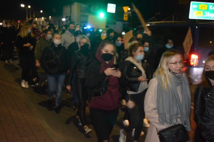 Protest przeciwko wyrokowi Trybunału Konstytucyjnego - mieszkańcy przeszli ulicami Sierakowic [ZDJĘCIA]