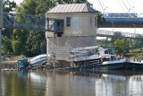 Wrocław: barka z ładunkiem zaklinowała się na jazie Rędzińskim i częściowo zatonęła. Trwa wyciąganie jej z Odry [ZDJĘCIA]