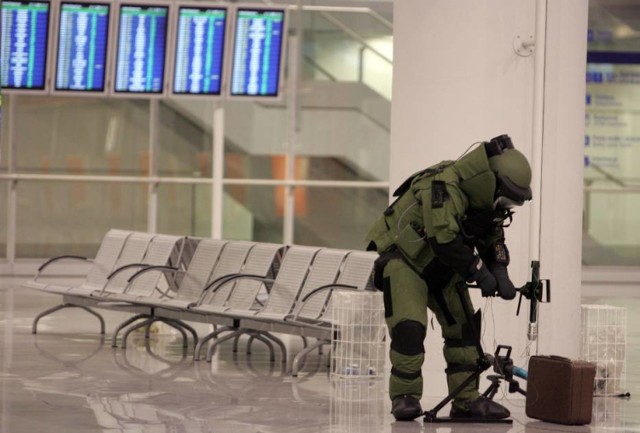 Trwa ewakuacja lotniska na Okęciu. Podejrzenie pozostawienia ładunku wybuchowego