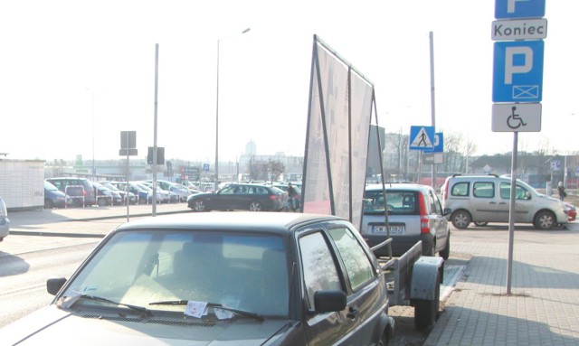 Na niektórych parkingach stoją non-stop samochody z banerami reklamowymi