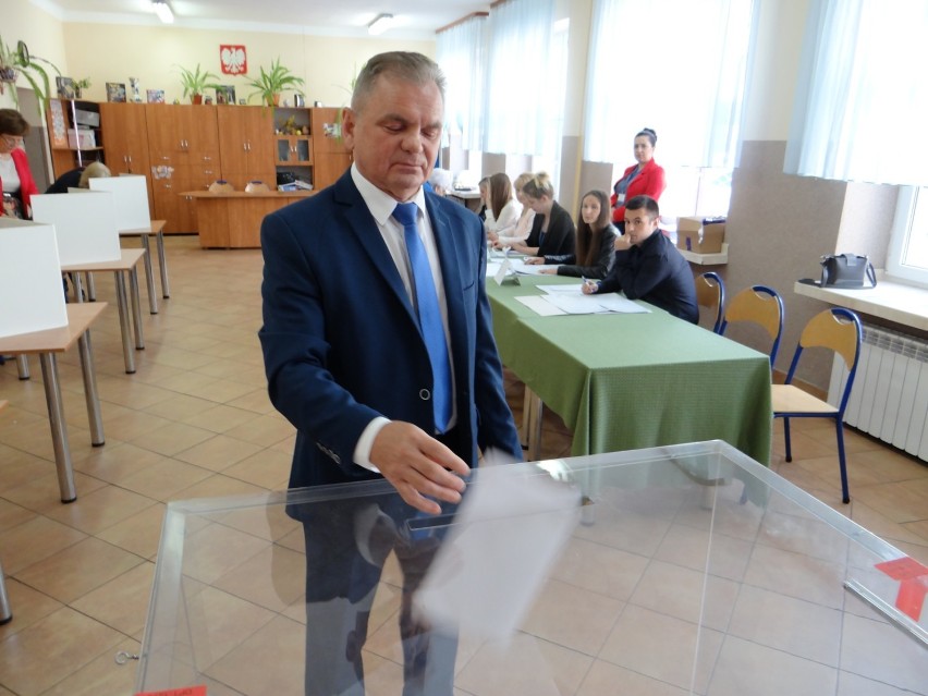 Radomsko: trwają wybory do Parlamentu Europejskiego 2019. Głosy oddają też radomszczanie [ZDJĘCIA]