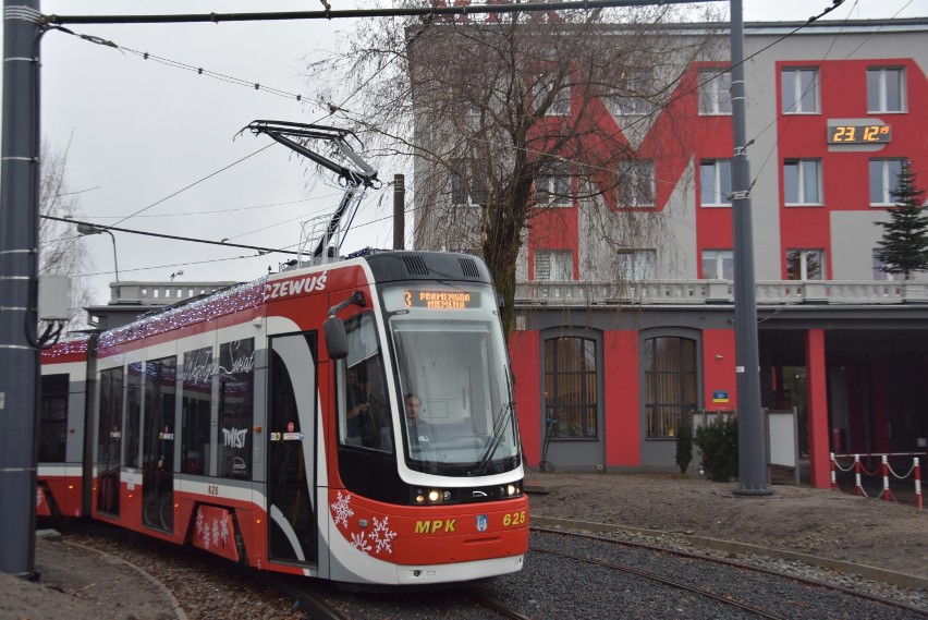 Świąteczny tramwaj z kolędami wyjechał na tory w Częstochowie ZDJĘCIA