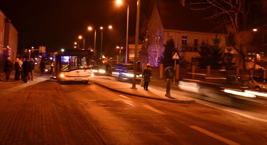 Malbork. Wypadek na ul. Sikorskiego. Autobus potrącił dwie osoby