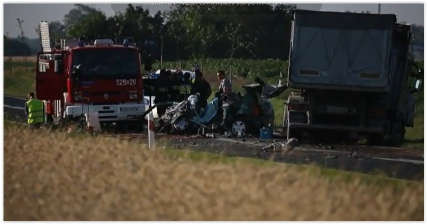 W wyniku czołowego zderzenia samochodu osobowego renault...