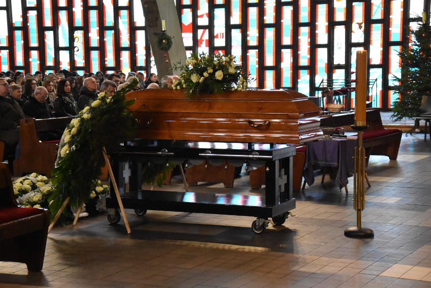 Pogrzeb Eugenii Pastuszek - prezes kaliskiego oddziału Związku Sybiraków i byłej dyrektor III LO w Kaliszu