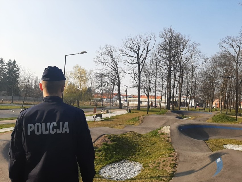 Policjanci kontynuują sprawdzenia osób objętych kwarantanną,...