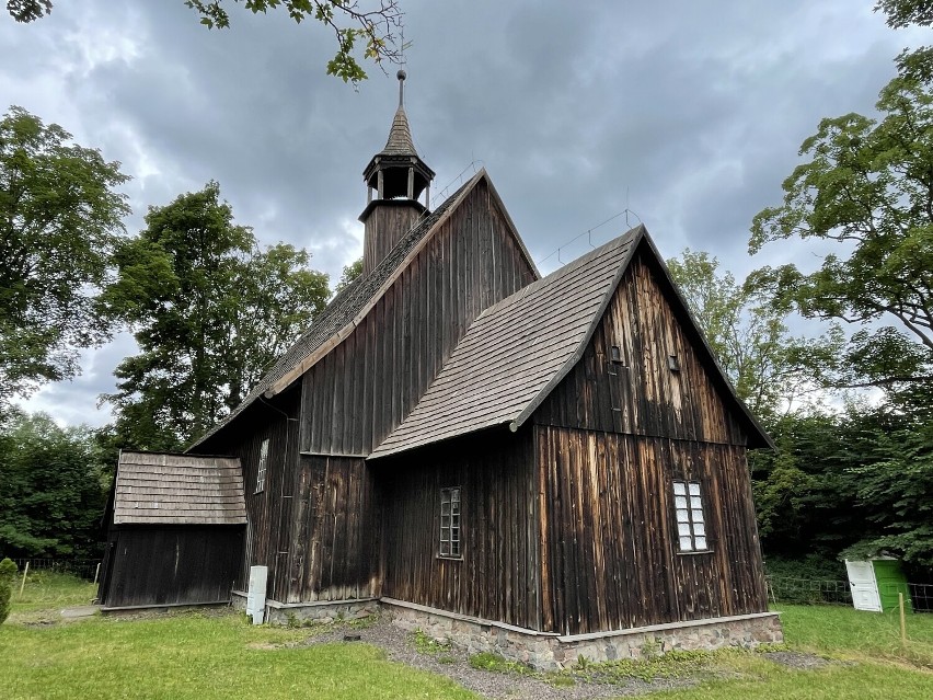 Zabytkowy kościół pw. św. Jadwigi w Rybnicy Leśnej w gminie...