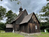 Zabytkowy kościół w Rybnicy Leśnej czeka na remont. Drewniany kościółek z XVI wieku upodobali sobie zakochani, którzy biorą tu śluby 