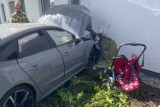 Wypadek na ul. Lawendowe Wzgórze w Gdańsku. 50-letni kierowca zasłabł za kierownicą i potrącił kobietę z dzieckiem