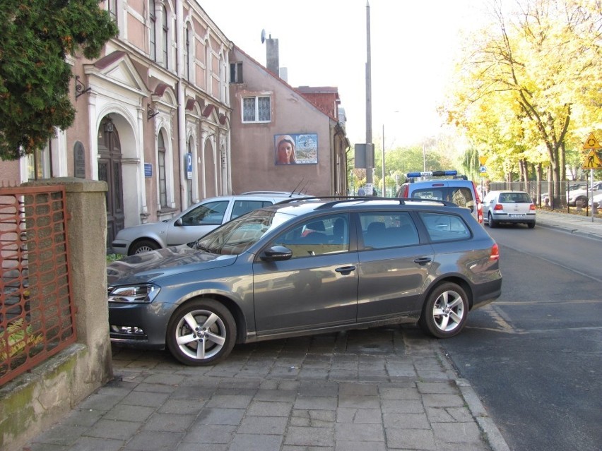 Straż Miejska ws Gnieźnie karze kierowców za złe parkowanie