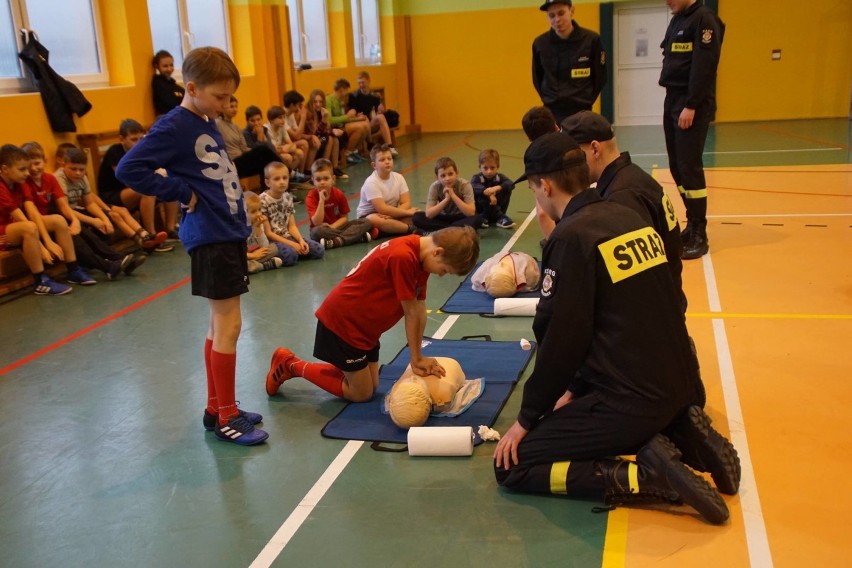 Strażacy OSP Drużbice uczyli dzieci zasad pierwszej pomocy przedmedycznej [ZDJĘCIA]