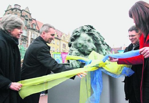 Wiele pytań rodzi także grudniowy przetarg na ubezpieczenie miejskiego mienia, w tym śpiącego lwa.