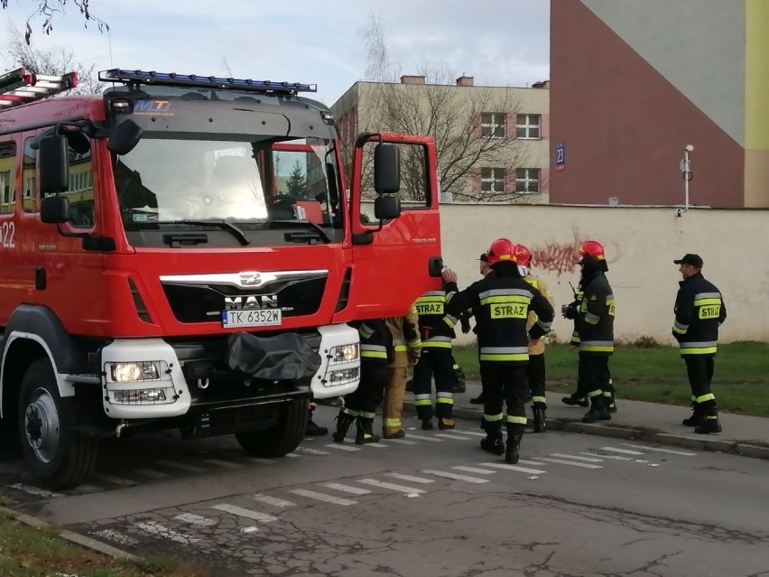 Ewakuacja wieżowca po wycieku gazu w Ostrowcu Świętokrzyskim. 150 osób musiało opuścić mieszkania 