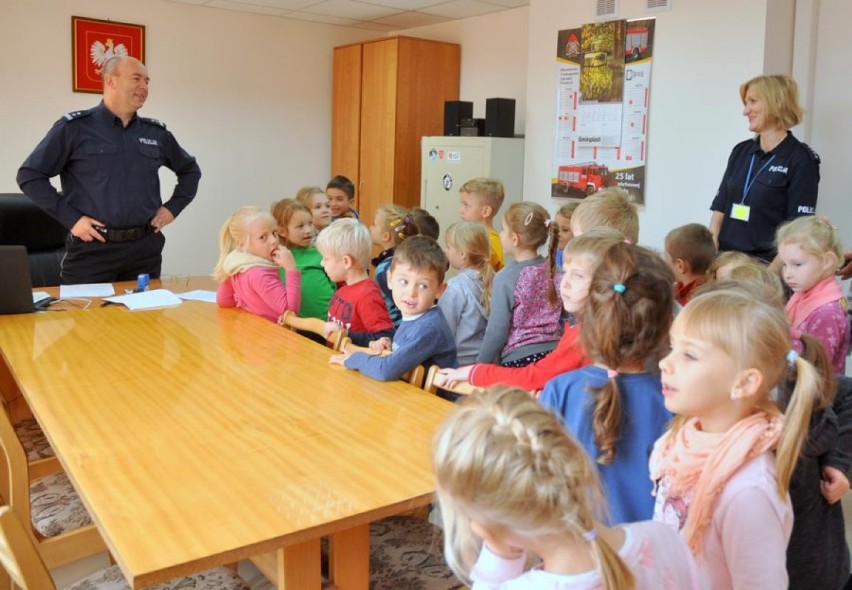 Kraśnik: Przedszkolaki z "szóstki" z wizytą na komendzie policji (ZDJĘCIA)