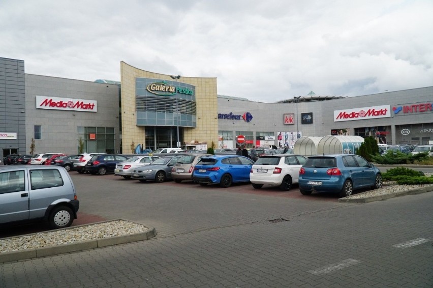 Pełne parkingi w CH Poznań Plaza, Galerii Pestka i...