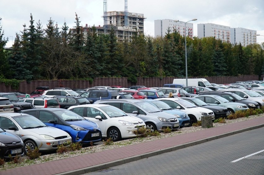 Pełne parkingi w CH Poznań Plaza, Galerii Pestka i...