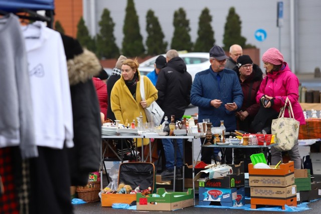 Niedzielny Pchli targ przed Centrum Handlowym Kometa w Toruniu