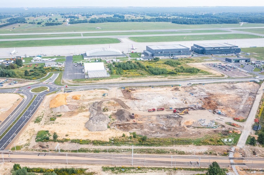 Lotnisko buduje obecnie nowy parking na 757 aut. To nie...