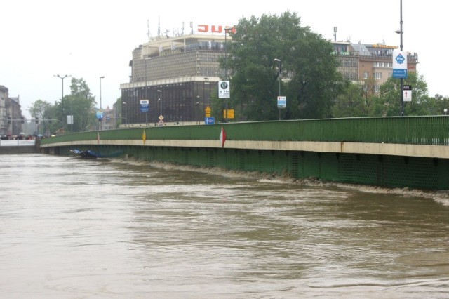 Woda całkowicie zakryła filary Mostu Dębnickiego. Fot. Bożena Zajiczek