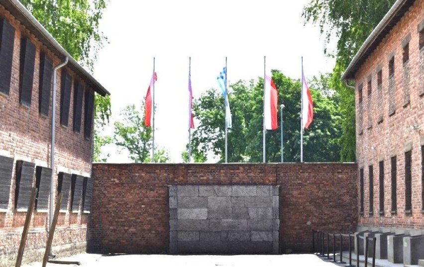 Ściana straceń w byłym niemieckim nazistowskim obozie...