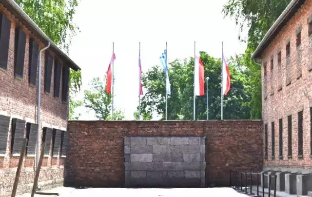 Ściana straceń w byłym niemieckim nazistowskim obozie Auschwitz-Birkenau, przed którą rozstrzelanych zostało kilka tysięcy Polaków, w tym 11 listopada 1941 roku