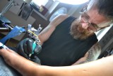 Andrzej Pobidyński - tatuażysta z Miastka.  Przyjechał tu po 25 latach tułaczki po świecie