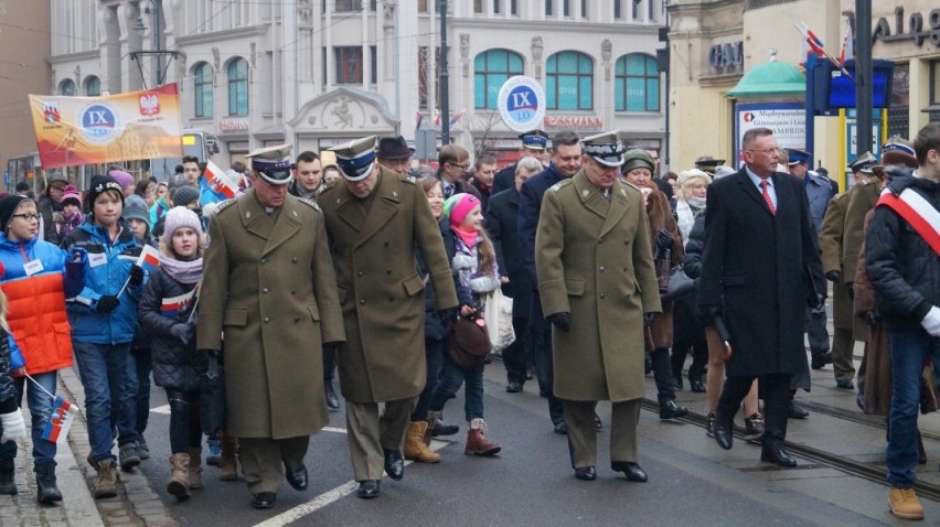 Po uroczystej mszy, włodarze miasta wraz z mieszkańcami...