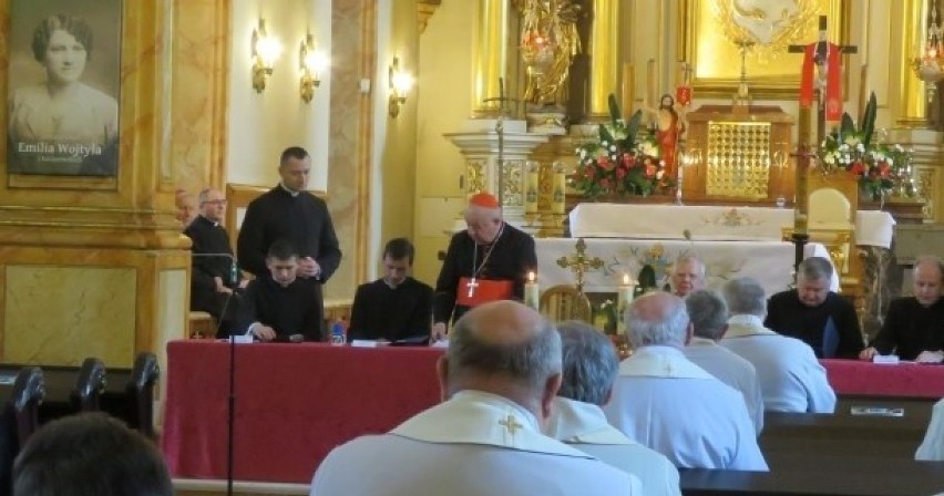 Kardynał Stanisław Dziwisz podczas uroczystości w papieskiej...