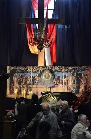 Poznań - Adoracja krzyża w katedrze [ZDJĘCIA]