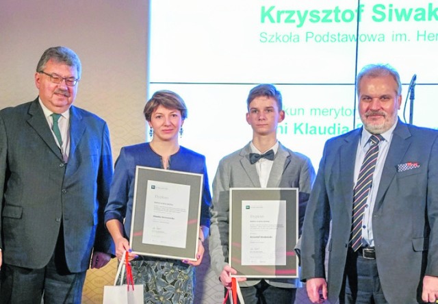 Krzysztof Siwakowski z opiekunem  Klaudią Strzeszewską  odbierali gratulacje od członków kapitułykonkursowej