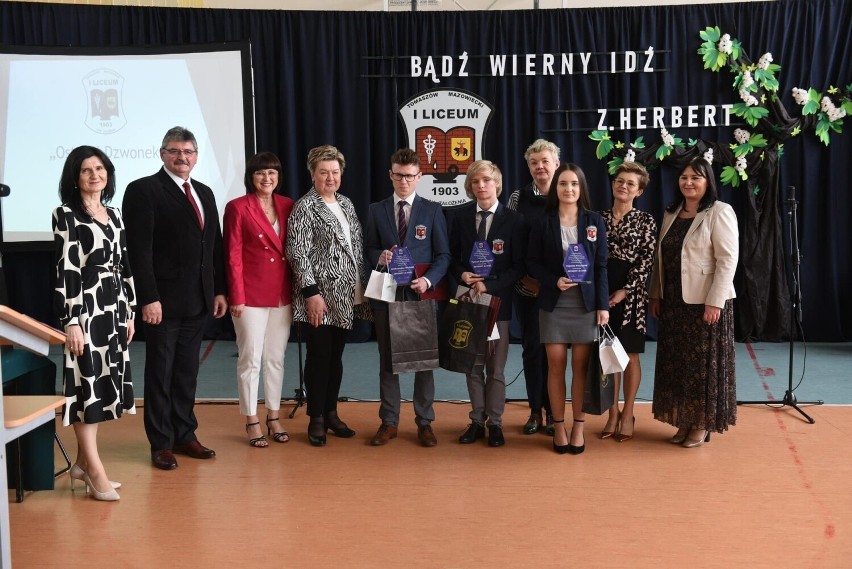 Piękne pożegnanie maturzystów w I Liceum imienia Dąbrowskiego w Tomaszowie Mazowieckim. Wiele wzruszeń i pamiątkowe drzewko