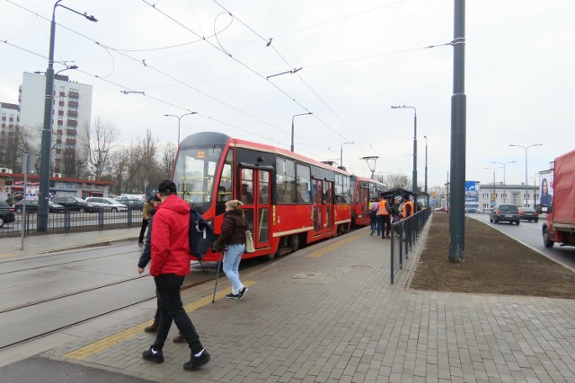 19 lutego tramwaje wróciły na nowe torowisko w Dąbrowie Górniczej. Zatrzymują się m.in. na jednym z dwóch nowych wspólnych przystanków autobusowo-tramwajowych, który powstał w rejonie alei Róż

Zobacz kolejne zdjęcia/plansze. Przesuwaj zdjęcia w prawo naciśnij strzałkę lub przycisk NASTĘPNE