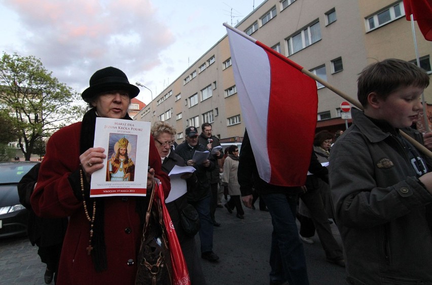 Wrocław: Sobotni marsz dla uczczenia pamięci ofiar katastrofy pod Smoleńskiem (ZDJĘCIA)