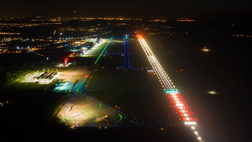 Droga startowa w Katowice Airport nocą we wrześniu 2018