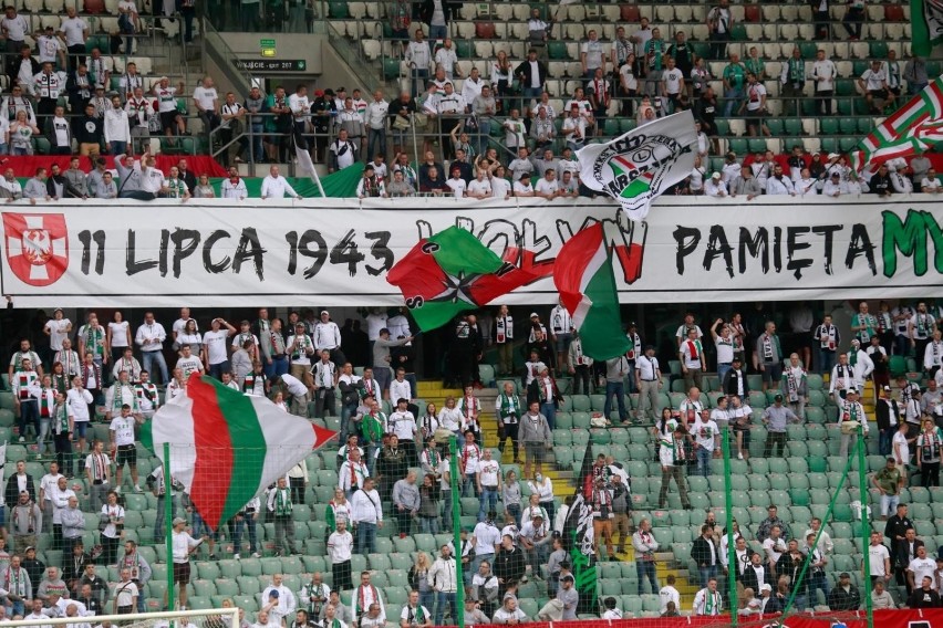 Patriotyczne oprawy kibiców na stadionach. Fanom Lechii Gdańsk nie brakowało pomysłów. Te sektorówki upamiętniały wydarzenia!