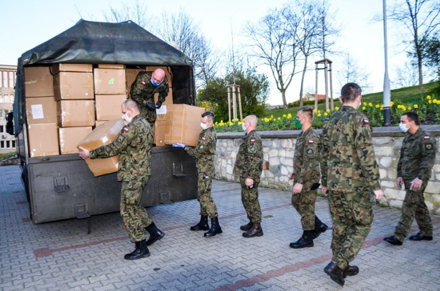 Żołnierze z Żagania i Zielonej Góry przywieźli z lotniska w Warszawie kolejną partię sprzętu dla szpitali.