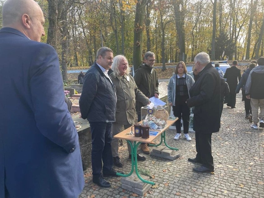 Znane osoby kwestują na cmentarzu katedralnym w Sandomierzu. Zobacz zdjęcia 