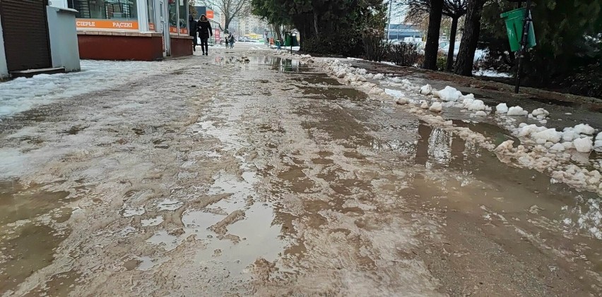 Tak wygląda centrum Konina po opadach śniegu i deszczu. „Mam nad tym przelecieć, czy jak?” 