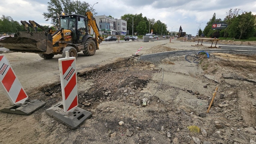 Utrudnienia w ruchu w Kielcach. Na połówce ruchliwego skrzyżowania będą układać asfalt. Zobacz zdjęcia 