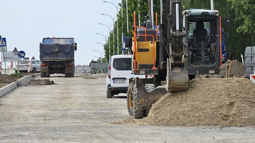 Utrudnienia w ruchu w Kielcach. Na połówce ruchliwego skrzyżowania będą układać asfalt. Zobacz zdjęcia 