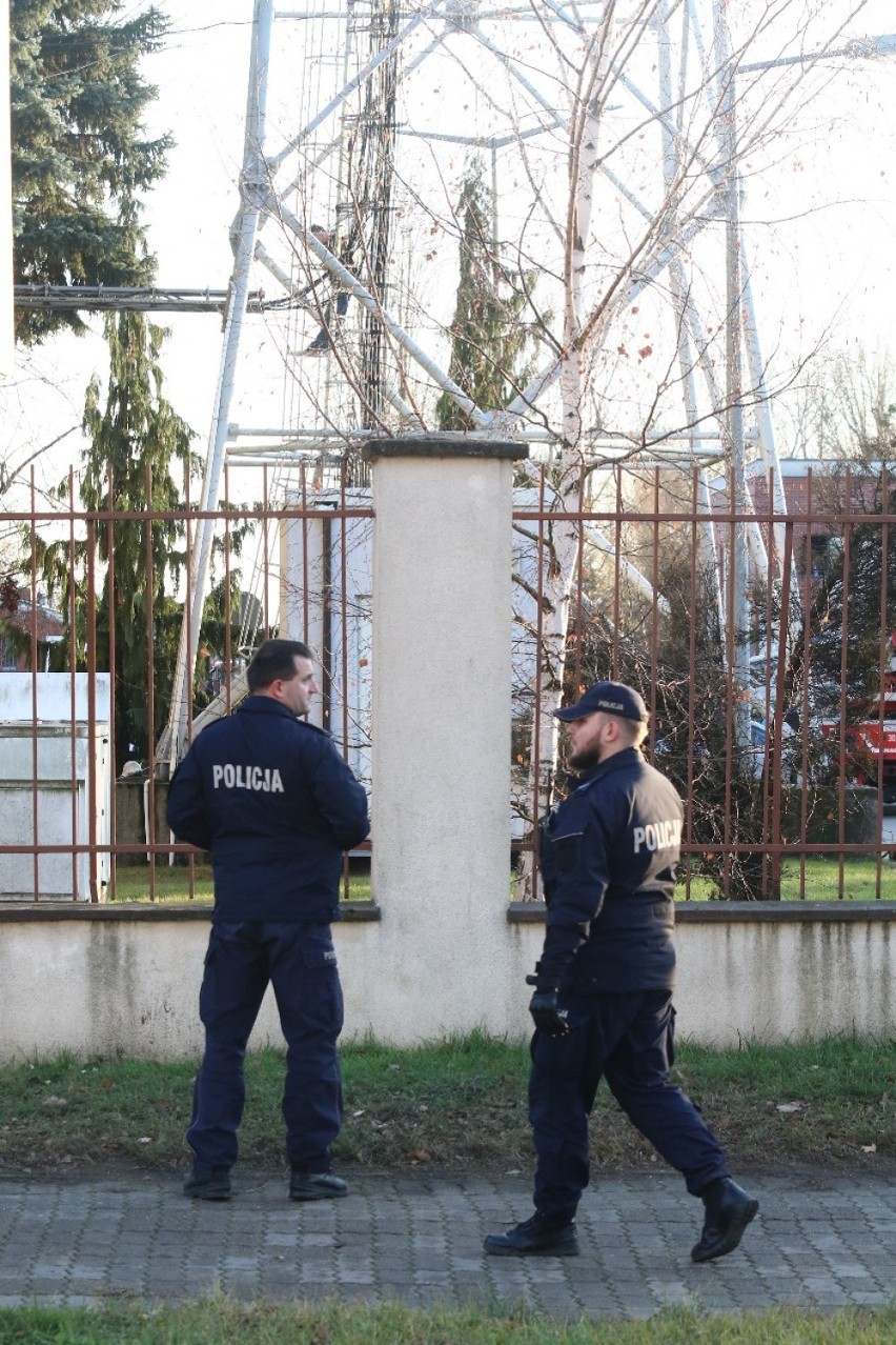 Mężczyzna chciał skoczyć ze słupa przy ul. Gazowej. Negocjatorom pomogła matka [ZDJĘCIA]