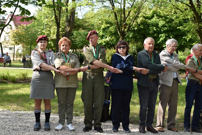 Harcerski Klub Seniorów "Dęby" obchodził 25-lecie. W parku Michalskiego stanął pamiątkowy obelisk