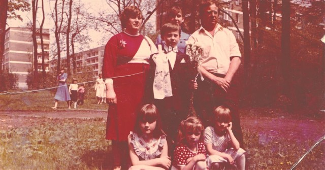 Danuta i Bogdan Biskup z synem Pawłem po uroczystości Pierwszej Komunii Świętej w kościele w Sosnowcu. Na dole Wioleta Biskup (w środku) oraz dzieci znajomych rodziny, 1986 rok