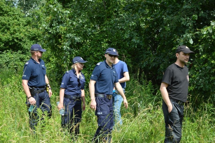 Akcja poszukiwawcza w Wieluniu. Policjanci i strażacy przeczesują okolice ulicy Częstochowskiej ZDJĘCIA