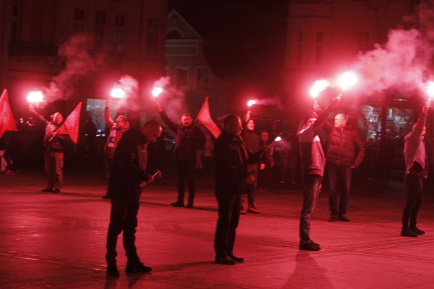 Na Rynku w Środzie odpalono race na cześć Powstańców Wielkopolskich