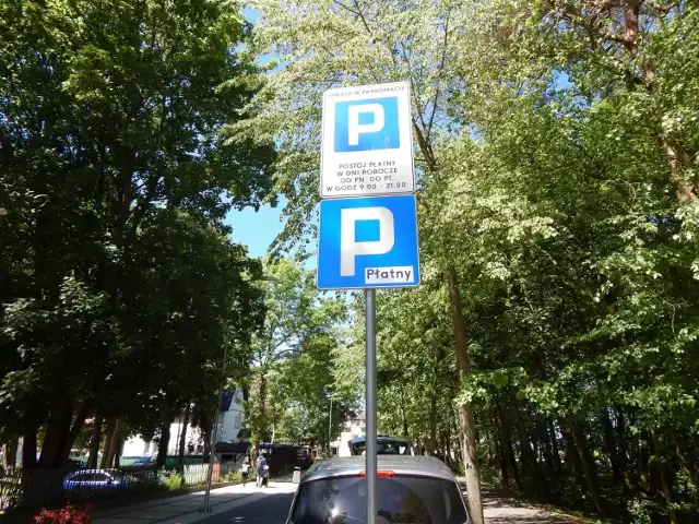 Na ulicach w centrum Ustki pojawiły się parkometry. Nowe parkingi na ulicy Portowej - bezpłatne