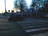 Poznań: &quot;Elka&quot; przejeżdża na czerwonym świetle! [WIDEO]